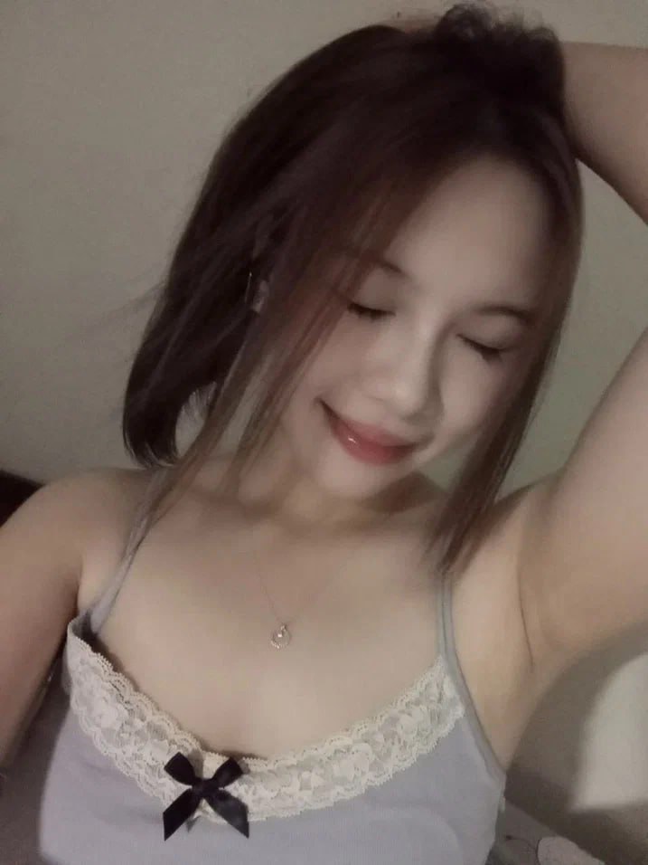 Lén nhìn cặp bưởi của con dâu mà buồi cương cứng
