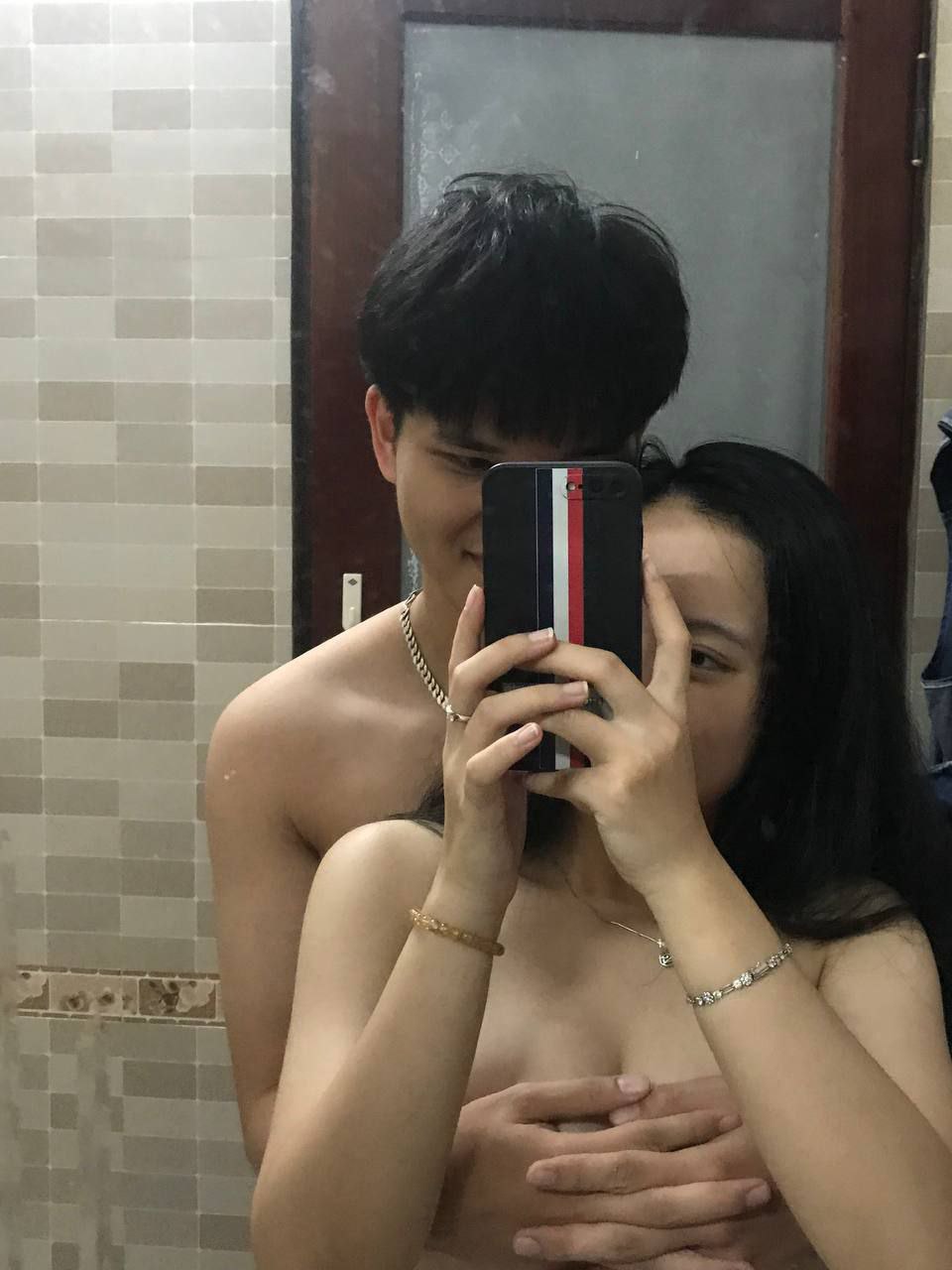 Cho người vợ đi làm thư ký để trả nợ